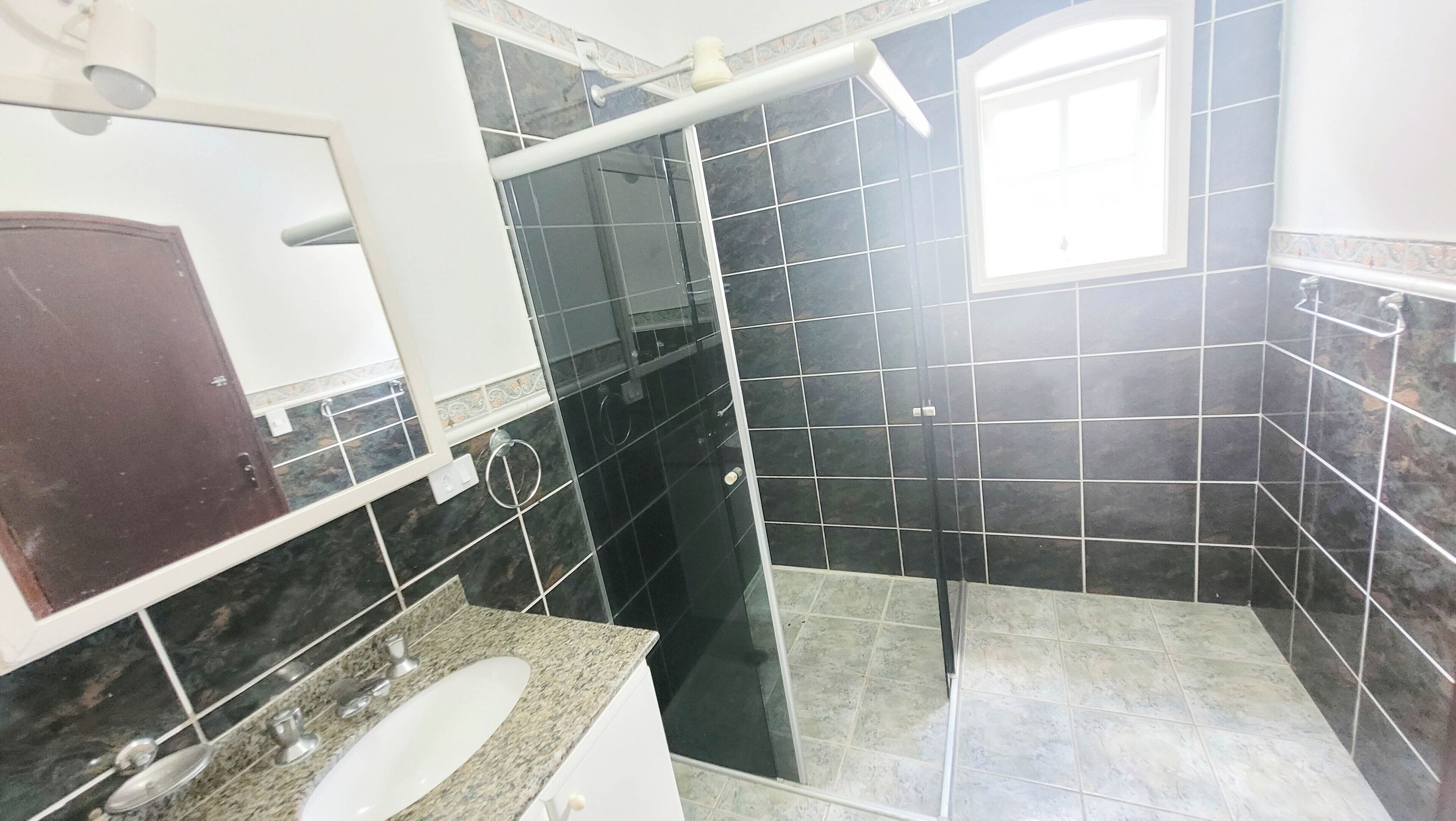 Quarto duplo conforto | Banheiro | Chuveiro, produtos de toalete grátis, toalhas de banho, sabonete