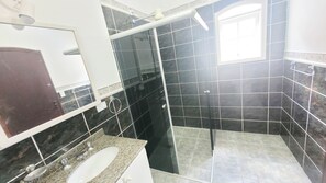 Comfort Twin Room | Bathroom | Shower, free toiletries, towels, soap - Pousada Genesis Guarujá (Guarujá)