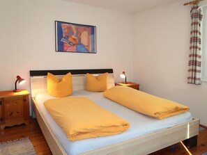 5 bedrooms, iron/ironing board, WiFi, bed sheets