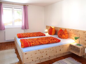 5 bedrooms, iron/ironing board, WiFi, bed sheets