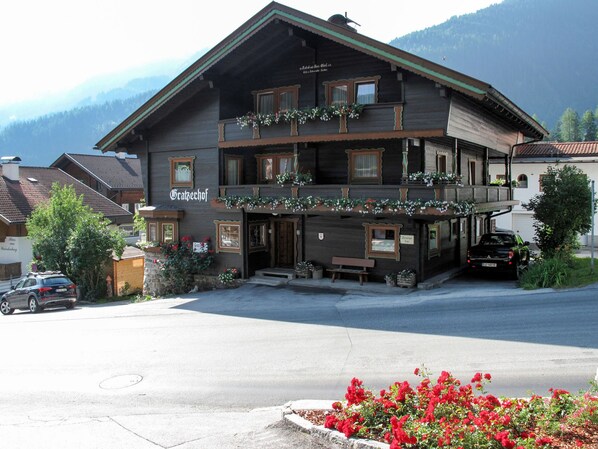 A traditional wooden building with a sign reading "Krathochof". - Gratzerhof by Interhome (Finkenberg)