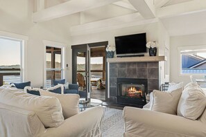 Smart TV, fireplace, table football - Center Hill Lake House with Lake Views/Access & Pool (Smithville)