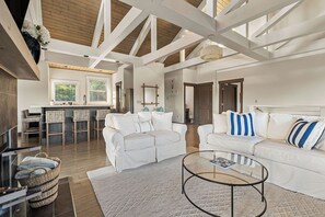 Smart TV, fireplace, table football - Center Hill Lake House with Lake Views/Access & Pool (Smithville)