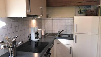 Kühlschrank, Ofen, Geschirrspüler, Kochgeschirr/Geschirr/Besteck