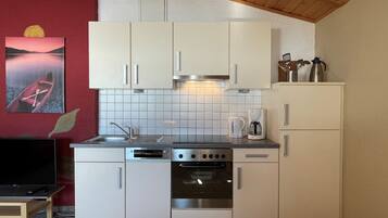 Kühlschrank, Ofen, Geschirrspüler, Kochgeschirr/Geschirr/Besteck