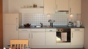 Fridge, oven, dishwasher, cookware/dishes/utensils