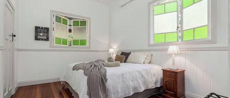 1 habitación, escritorio y ropa de cama