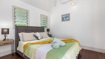 2 bedrooms, desk, bed sheets