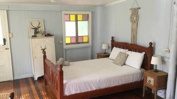 1 bedroom, desk, bed sheets