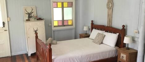 1 habitación, escritorio y ropa de cama