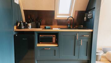 Coffee/tea maker, fridge, microwave, electric kettle
