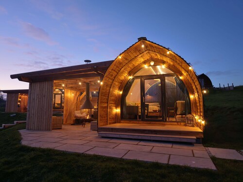 Luxury Coastal Cabin with Wood Fired Hot Tub