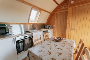 Wasserkocher mit Kaffee-/Teezubehör, Kühlschrank, Mikrowelle, Ofen