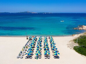 Una spiaggia nelle vicinanze