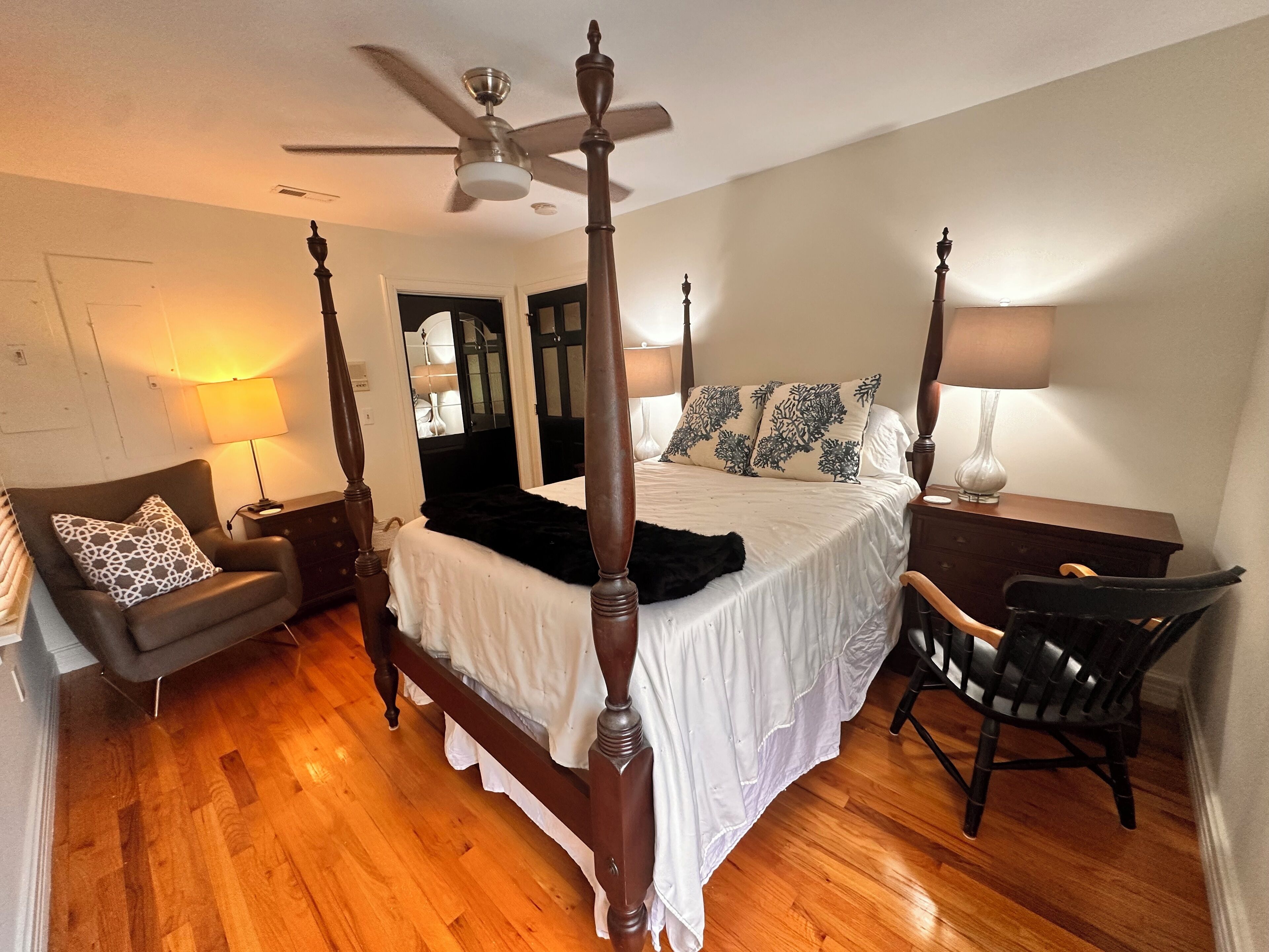 Pvt Room in 3 BR CHS LUX home on golf course with pool & hot tub