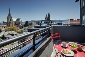 Llanten Lake View and Parking | Terrace/patio