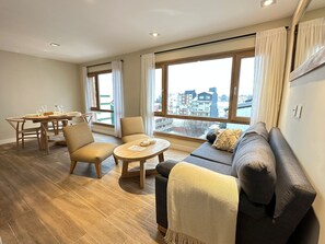 Familielejlighed - 2 soveværelser - ikke-ryger - delvis søudsigt | Opholdsområde | 42-tommers smart-tv med digitale kanaler