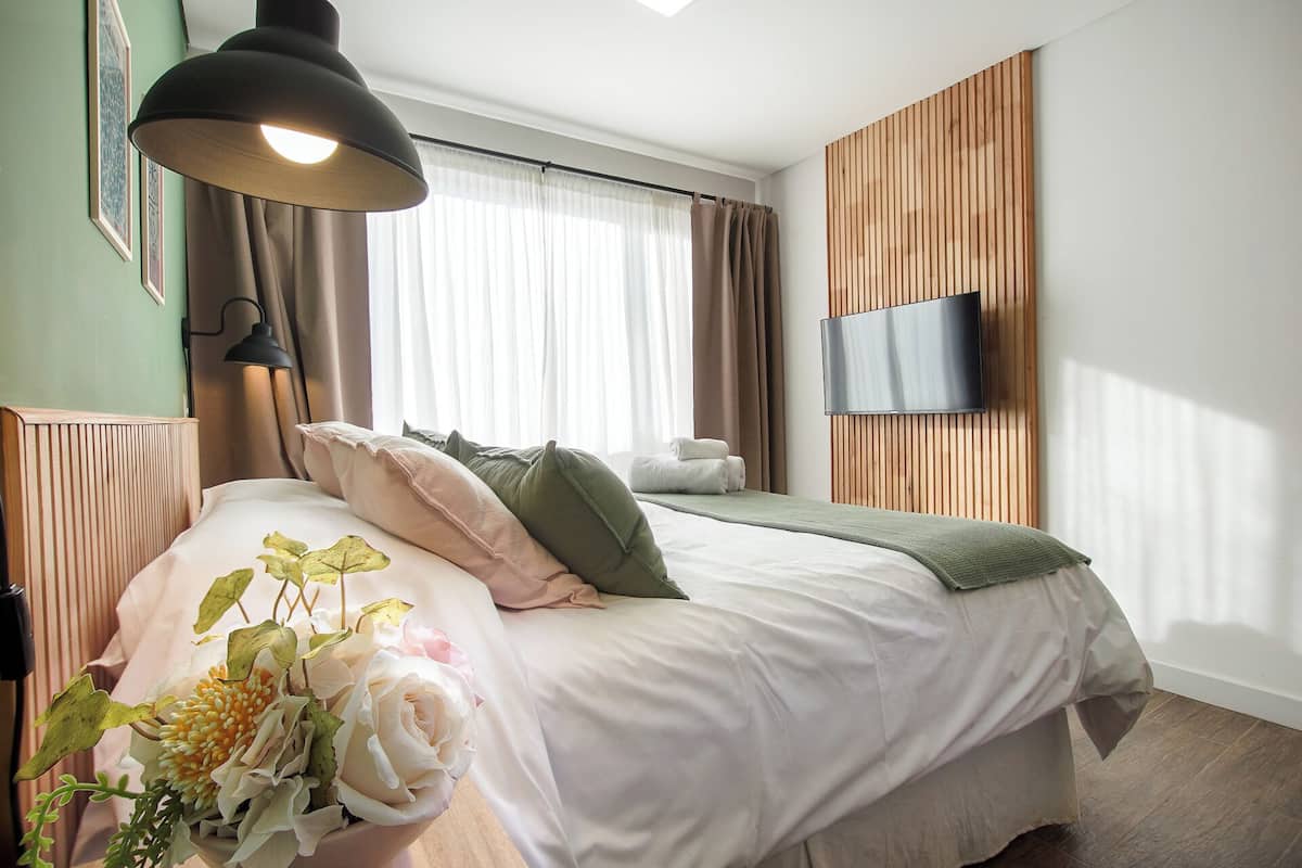 1 bedroom, individually decorated, individually furnished