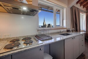 Montaña con vista al lago (estacionamiento) | Private kitchen - Edificio Montaña (San Carlos de Bariloche)
