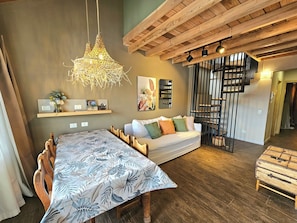 Montaña con vista al lago (estacionamiento) | Living area | 42-inch Smart TV with digital channels