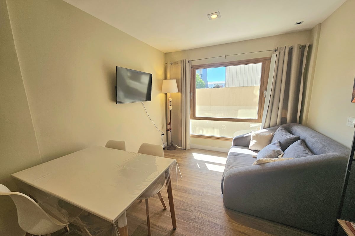 Apartemen Keluarga, 1 kamar tidur | Area keluarga | Smart TV 42-inci dengan saluran TV digital