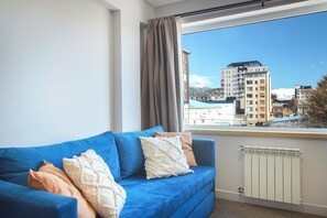 Garza Blanca Downtown | Opholdsområde | 42-tommers smart-tv med digitale kanaler
