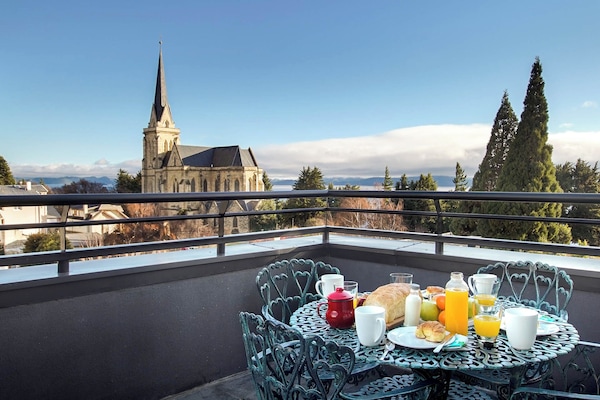 Mutisia con terraza y vista al lago (estacionamiento) | Terrace/patio