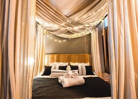 Decoración personalizada, muebles diferentes y cortinas blackout 