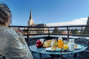 Mutisia con terraza y vista al lago (estacionamiento) | Terrasse/gårdhave