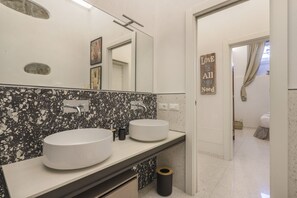 Regadera, secadora de cabello, bidet, toallas 