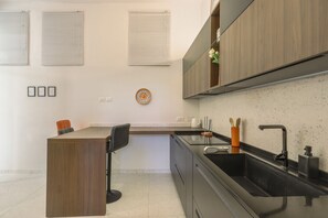 Réfrigérateur, micro-ondes, plaque de cuisson, lave-vaisselle