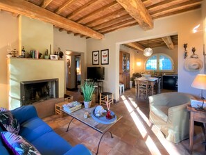 Een televisie en een open haard