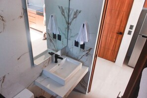 Shower, towels, soap, shampoo - Playa del Carmen Apartment - 1



 (Playa del Carmen)