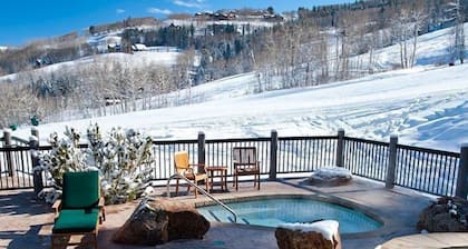 Ski-in/Ski-out Luxe Lofted Condo in Bachelor Gulch