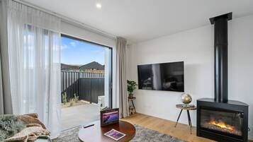 Smart TV, fireplace, stereo