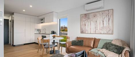 Smart TV, fireplace, stereo