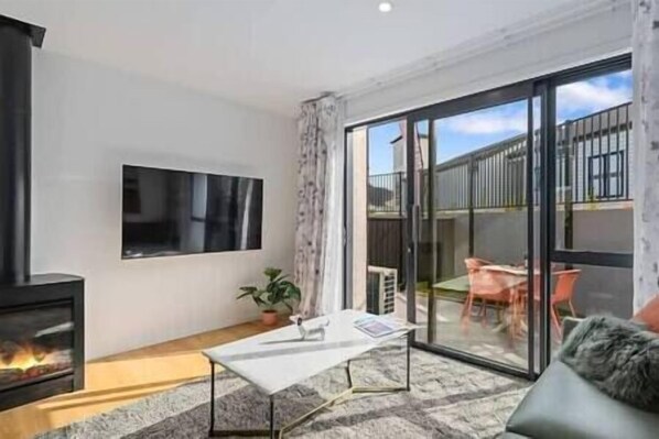 TV, fireplace