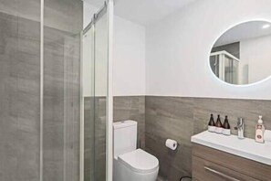 Eco-friendly toiletries, hair dryer, towels - Explore Wanaka - Mountain Views, Riverside Locale (Albert Town)