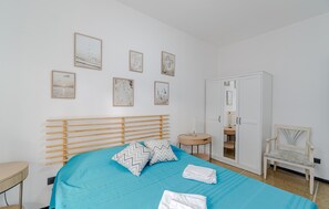 1 habitación, tabla de planchar con plancha y cuna de viaje 