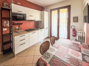 Fridge, oven, dishwasher, cookware/dishes/utensils