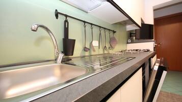 Kühlschrank, Mikrowelle, Geschirrspüler, Kochgeschirr/Geschirr/Besteck