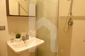 Douche, séchoir à cheveux, bidet, serviettes fournies