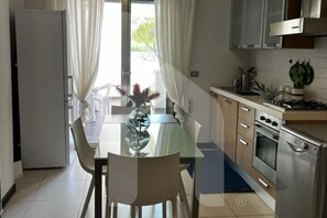 Fridge, oven, stovetop, cookware/dishes/utensils - Homiday - Riviera D'Orazio (Giulianova)