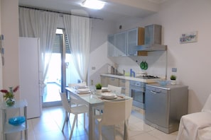 Fridge, oven, stovetop, cookware/dishes/utensils