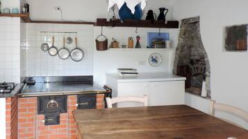 Jääkaappi, keittoastiat/astiat/ruokailuvälineet