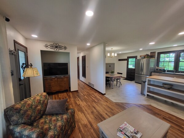 Smart TV - The Groveland Cottage (Groveland)