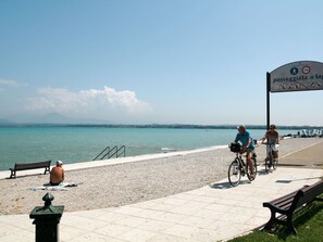 Una spiaggia nelle vicinanze