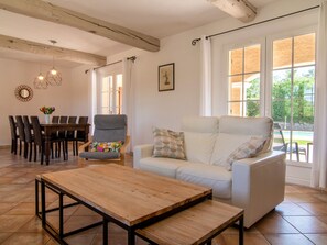 TV, caminetto, lettore DVD