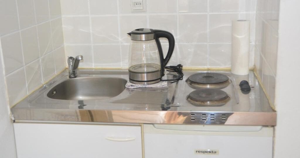 Réfrigérateur, micro-ondes, plaque de cuisson, cafetière/bouilloire