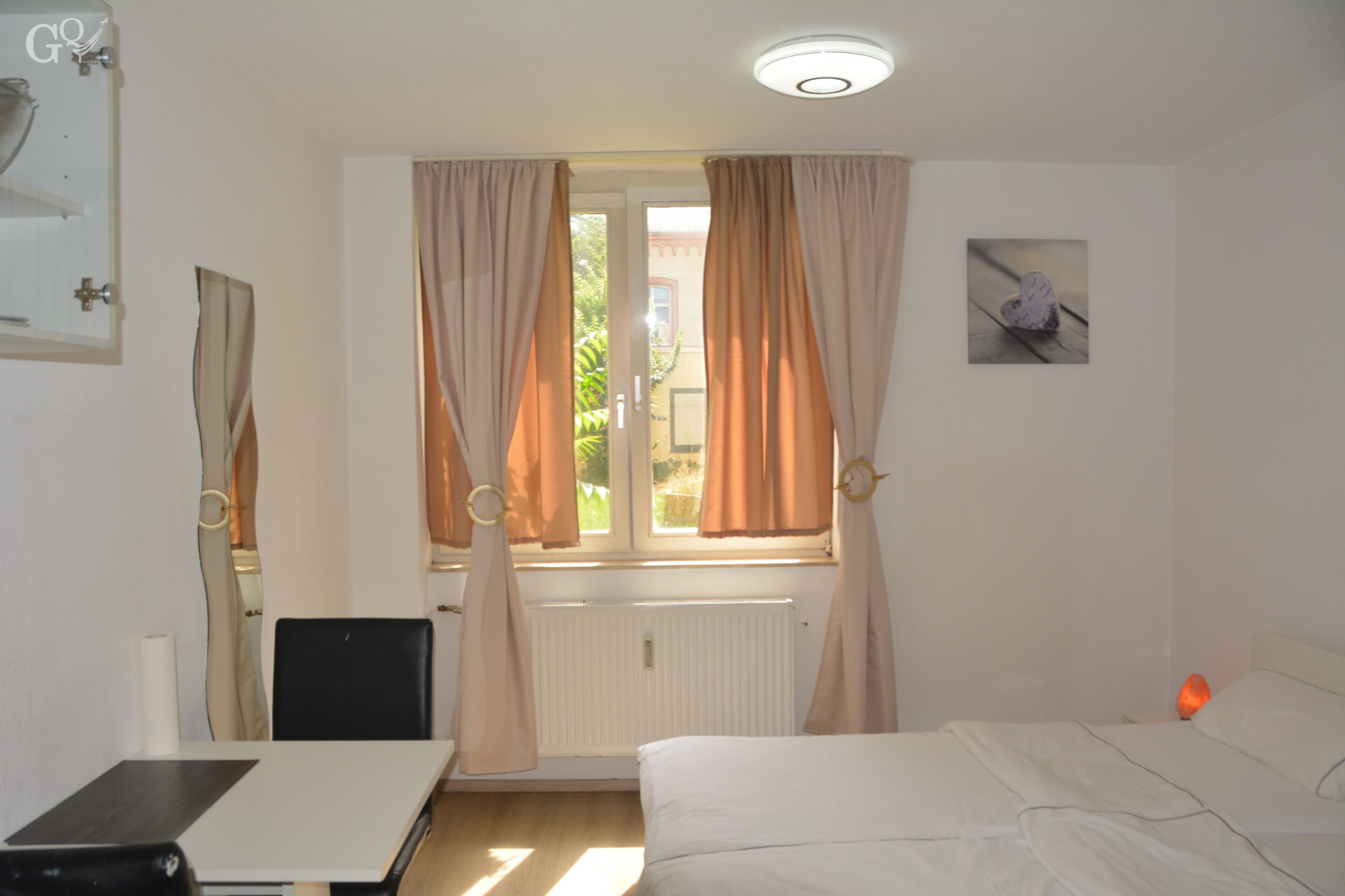 1 slaapkamer, een bureau, een strijkplank/strijkijzer, wifi